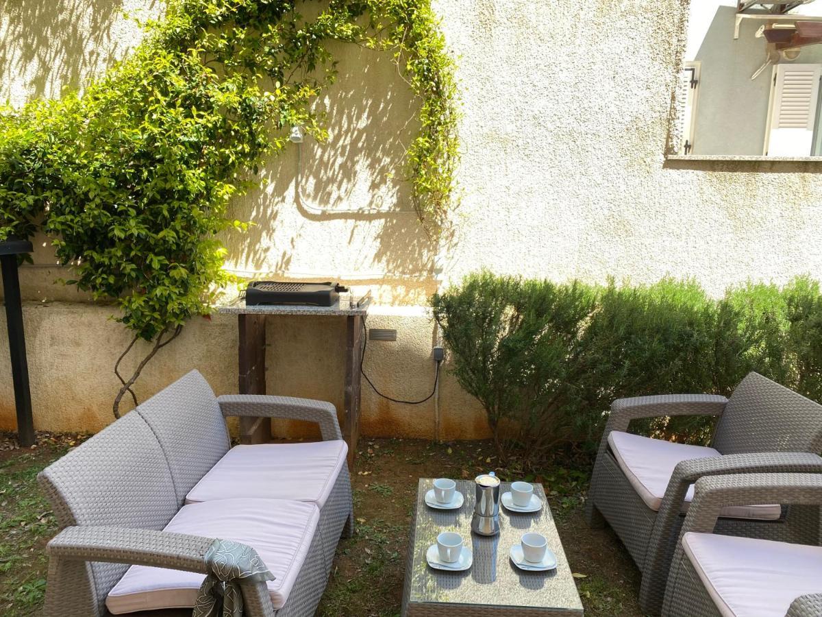 Apartment Punta Premantura E With Garden Exterior photo