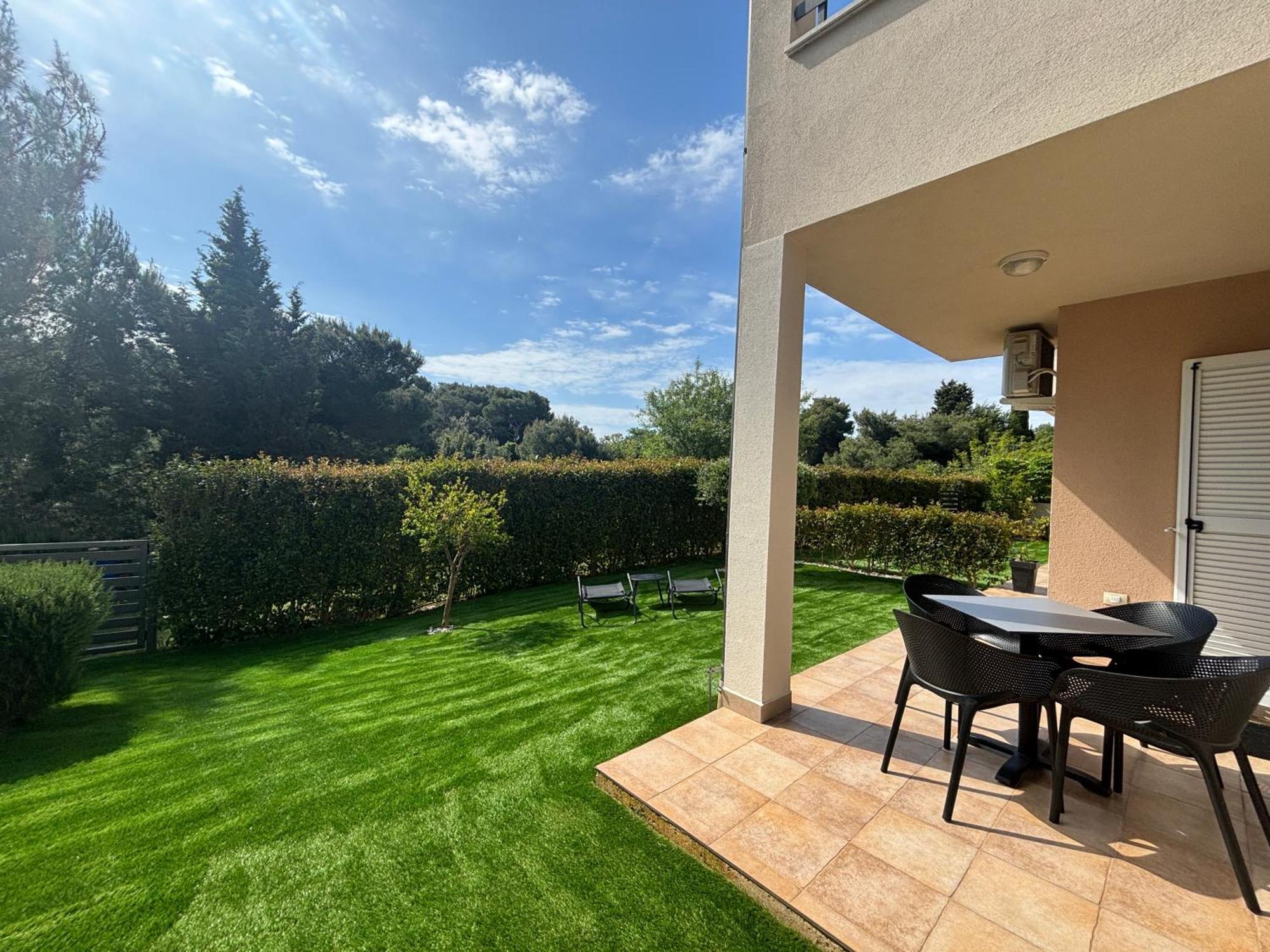 Apartment Punta Premantura E With Garden Exterior photo